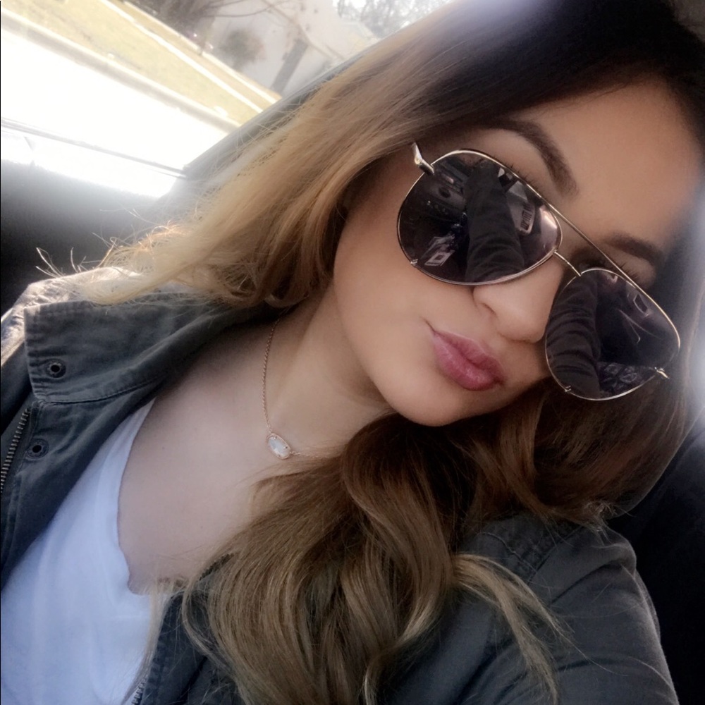 Meet your Posher, Alejandra